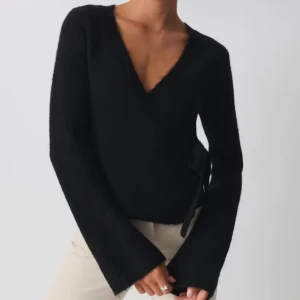 Stickad svart kofta - Jättefin svart knyt kofta som liknar den från Gina tricot. Knappt använd så skicket är bra! 🖤