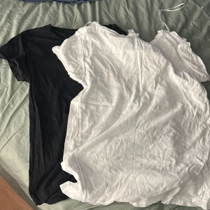 Svart och vit basic t-shirt H&M XS - Två enkla och sköna t-shirts från H&M i storlek XS, en svart och en vit. Klassisk rund halsringning och korta ärmar. Perfekta till jeans eller shorts, riktigt basic vibe. Gjorda i mjuk bomull för en bekväm känsla hela dagen.