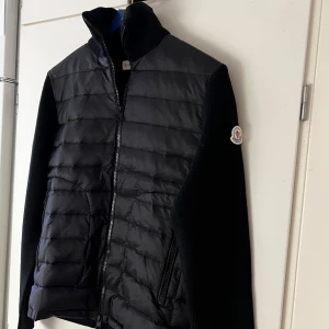 Moncler Cardigan - Säljer min Moncler Cardigan eftersom den inte används längre jackan är u storlek M och passar mig perfekt som är 175cm