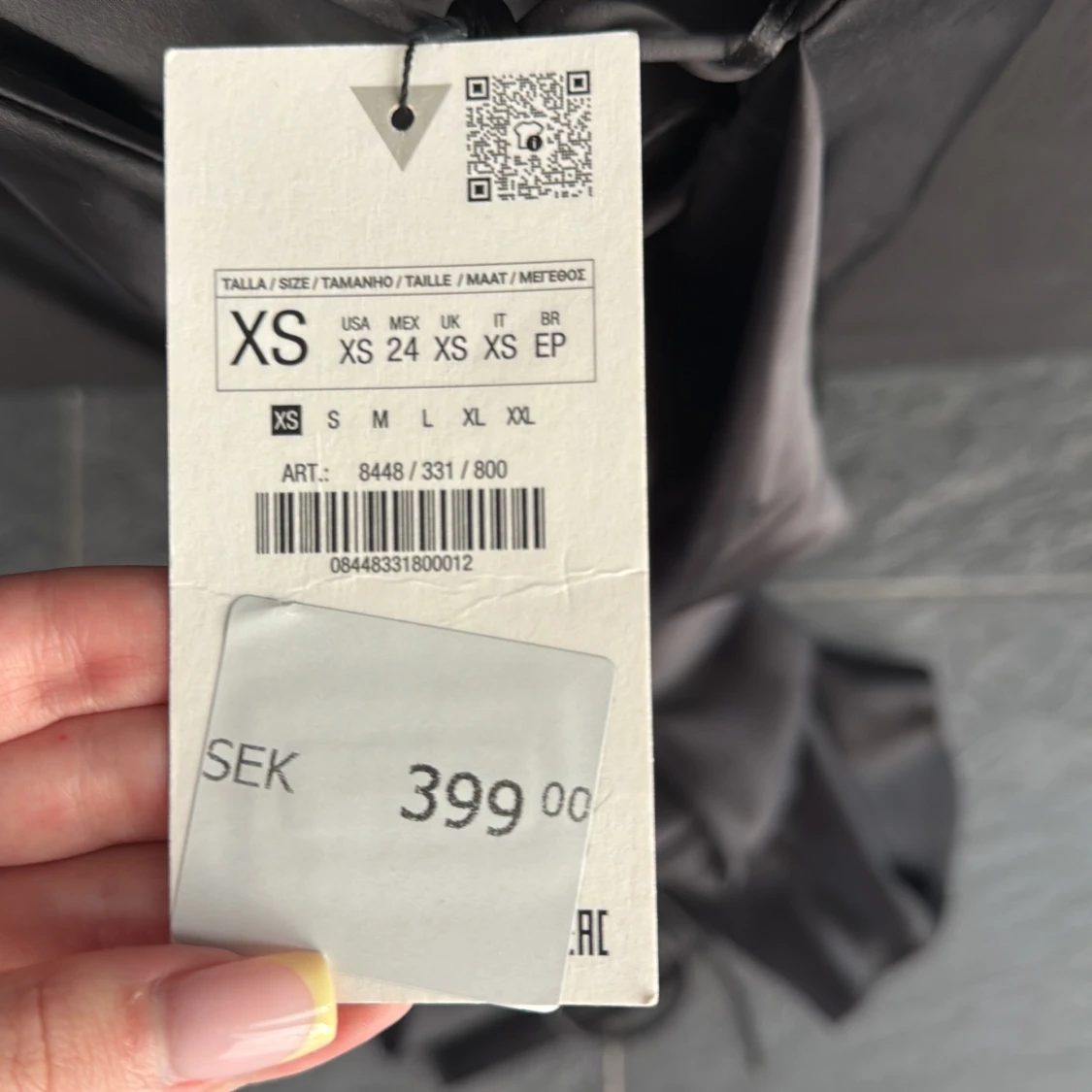 Svart långklänning med tunna axelband - 1