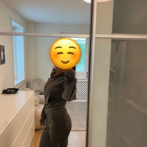 Grå velour hoodie med dragkedja och byxor - Mysig grå hoodie i velour och mjukis byxor. Tröjan har långa ärmar, känguruficka och en relaxed passform. Perfekt för chill dagar eller när du vill vara extra bekväm.