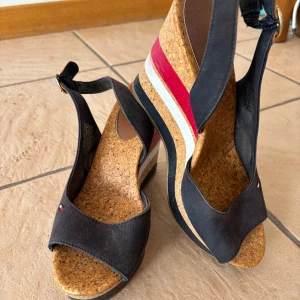 Svarta klackskor-sandaler. Tommy Hilfiger - Snygga sandaler med klack från Tommy Hilfiger. Storlek 38