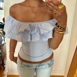 Offshoulder volangtopp  - Så fin offshoulder volangtopp! Jag är 168 och det är mina bilder, köp via köp nu direkt eller Swish, kvar tills markerad som såld 💖