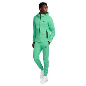 Nike Tech Fleece mintgrön set - Nike Tech Fleece set i mintgrönt med svarta detaljer. Hoodien har dragkedja, fickor med svarta dragkedjor och Nike-logga på bröstet. Byxorna har resår och snörning i midjan samt Nike-logga på benet. Snygg och modern passform, perfekt för chill eller träning. Tracksuiten är knappt använd, några enstaka tillfällen bara. Nypris cirka 2000-2500kr