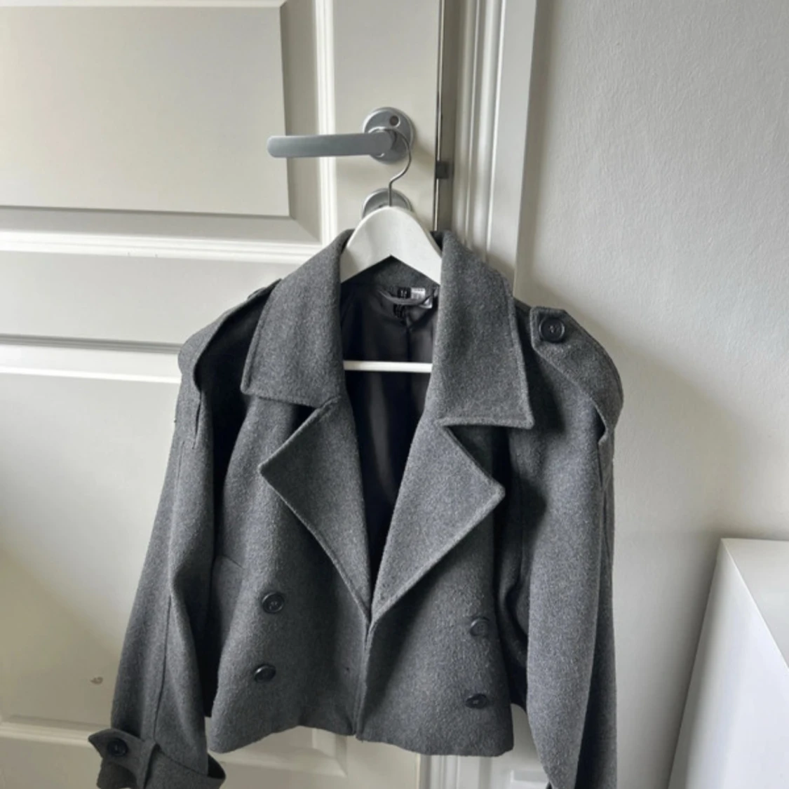 Grå croppad skepparkavaj från H&M