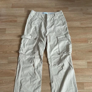 Cargo pants - Byxorna har medelhög midja och är knappt använda🥰