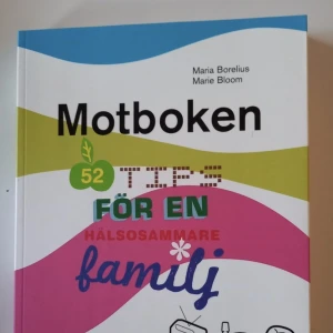 Motboken: 52 tips för en hälsosammare familj - Få 52 smarta tips för en gladare och hälsosammare familj!                               Motboken är fylld med konkreta idéer och inspiration för både unga och vuxna som vill må bättre i vardagen.                                            Perfekt för dig som vill ha enkla, roliga och peppande råd för ett friskare liv.