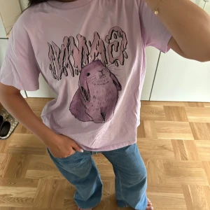 Ljuslila Ganni t-shirt med kanintryck - Så snygg Ganni t-shirt!