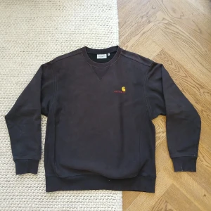 Carhartt Tjocktröja - Riktigt fet carhartt tröja 💪 orginalpris är 1100kr och säljs nu för 199 eftersom det inte kommer till användning längre. Ser nästan helt ny ut också