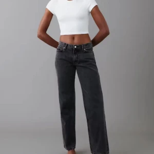 Lågmidjade raka jeans - Säljer dessa lågmidjade, raka jeans från Gina Tricot i storlek 32. Inga defekter. Skriv vid funderingar, lägg gärna ett bud☺️
