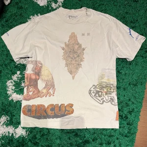 Travis Scott Circus Maximus T-Shirt - Travis Scott Circus Maximus T-Shirt köpt i Prag 2023 under hans Circus Maximus Turné storlek L men passar oversized M 