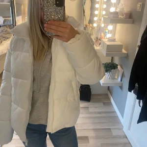 Vit pufferjacka med dragkedja - Säljer en fluffig vit pufferjacka med hög krage och dragkedja framtill. Jackan har en oversized passform och är perfekt att ha som vinterjacka  💕