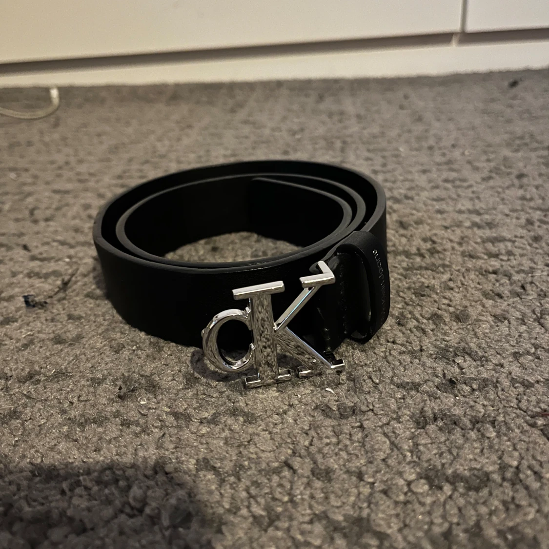 Svart Calvin Klein bälte med silverdetalj - 1