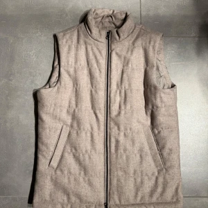 John Henric väst  - Tjena! Säljer nu min John Henric väst! Västen är i väldigt fint skick och är i storlek M! Hör av er vid fler frågor eller funderingar!