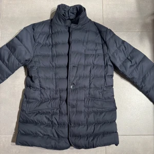 Herno jacka  - Tjena säljer nu min herno jacka! Jackan är i sjukt fint skick och köpt på care of Carl för 9000kr! Jackan är i storlek 48 vilket motsvarar M/L! Hör av er vid fler frågor eller funderingar, pris kan diskuteras vid snabb affär! 