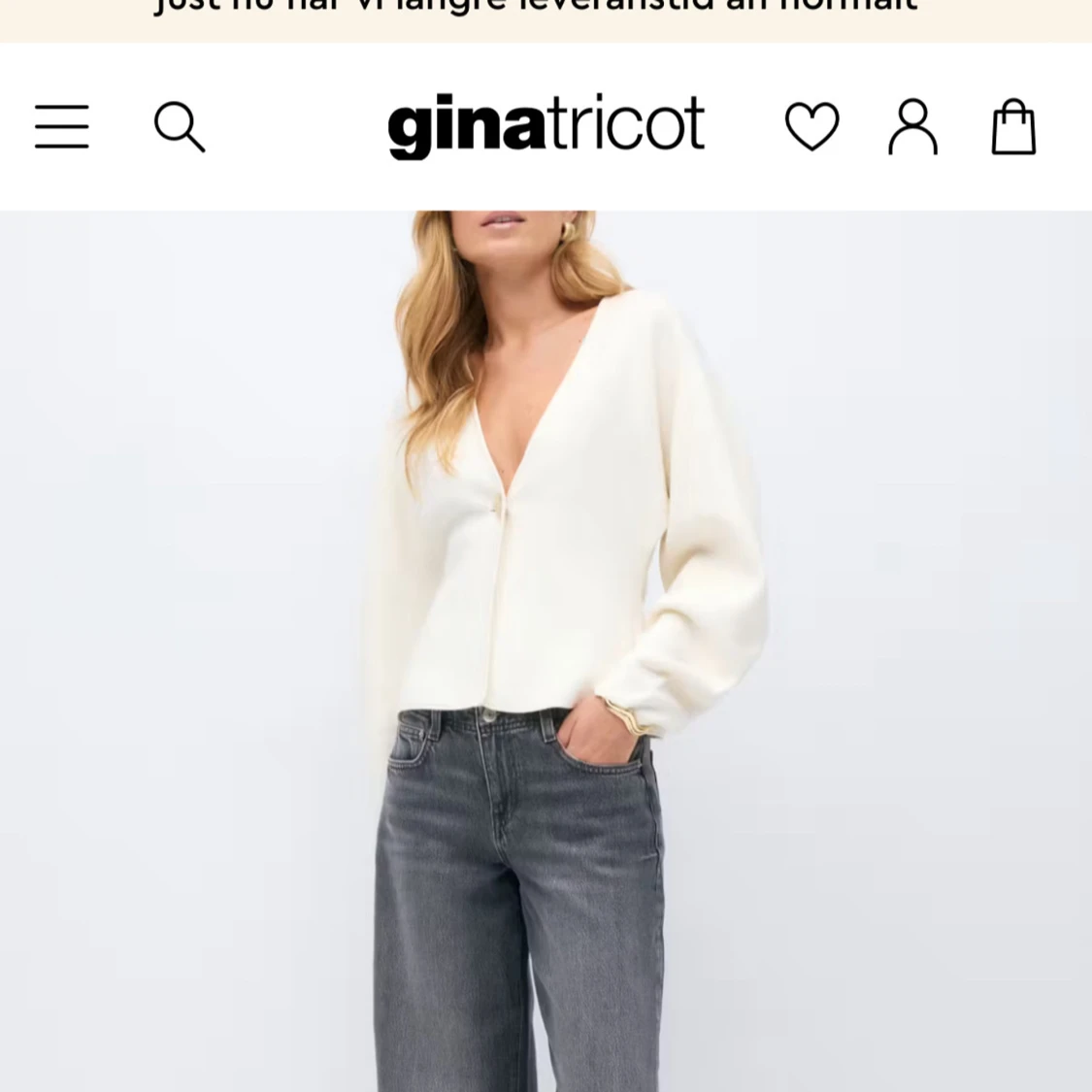 Vit blus med v-ringning från Gina Tricot - 1