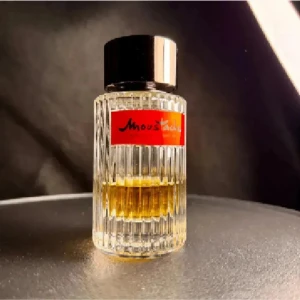 Moustache Rochas - (E Jag säljer sampels och priset är per milliliter ( INTE HELA FLASKAN))   17kr per milliliter (1ml = 10 spray )  Priset är fast men vid större beställningar kan priset diskuteras! Skriv till oss gärna innan ni köper !