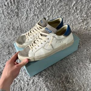 Philippe model sneakers - |Tja! Ett par otroligt snygga Philippe Model skor i en skön colourway ❗️| Skick 8/10 bra skick, bara nån liten skråma e och där☑️| Storlek: 43, true to size skulle jag ändå säga📏| Nypris: ca 3000kr-4000kr💵| Färg: vita, som på bilden🤍| Fraktar spårbart via postnord eller instabox📦| Hör av er för mer information!| Ha de fint👊