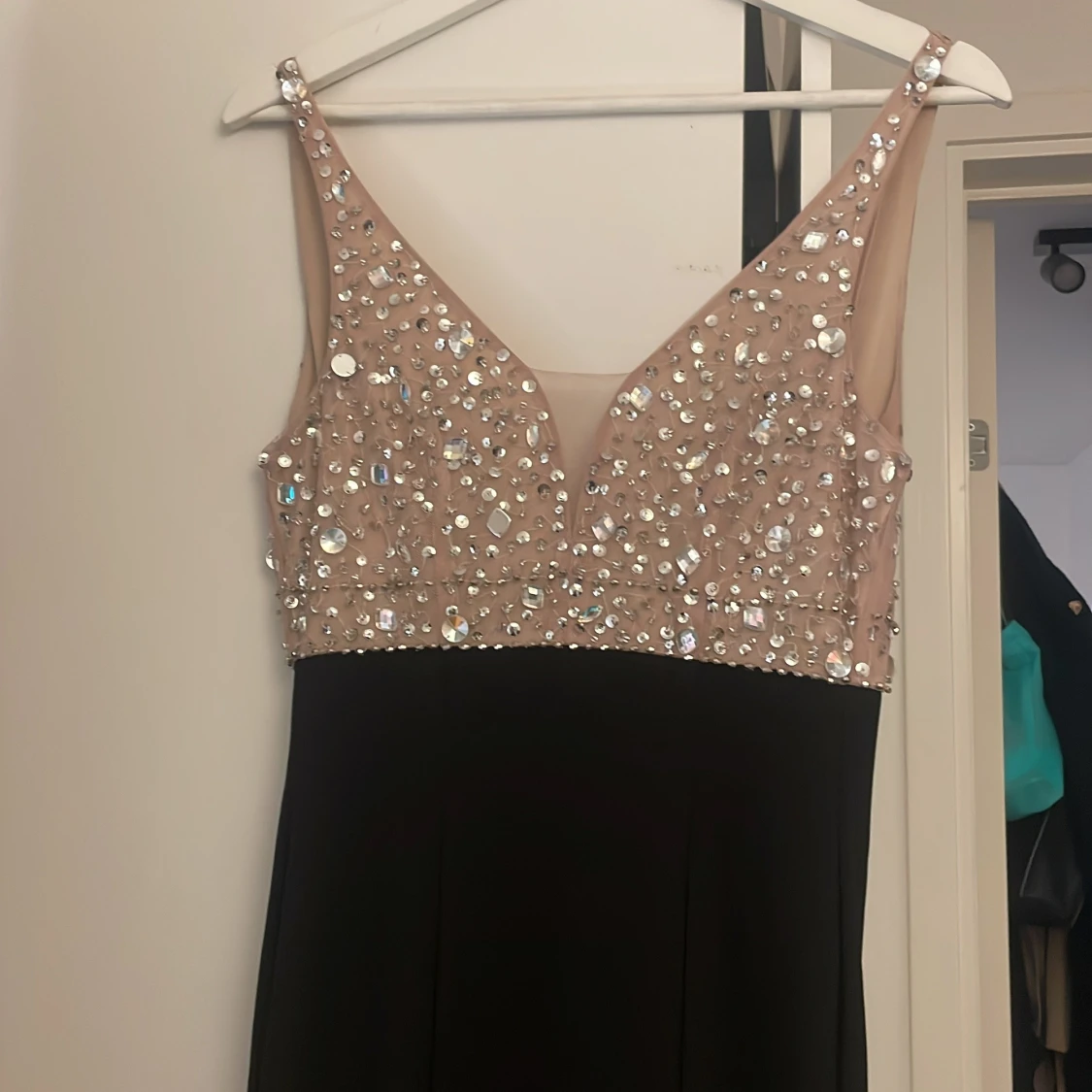 Svart långklänning med glittrig överdel - 1