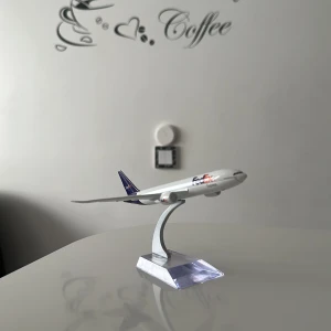En metallisk flygplan.  - En metallisk flygplan som kan snvändas för dekoration.