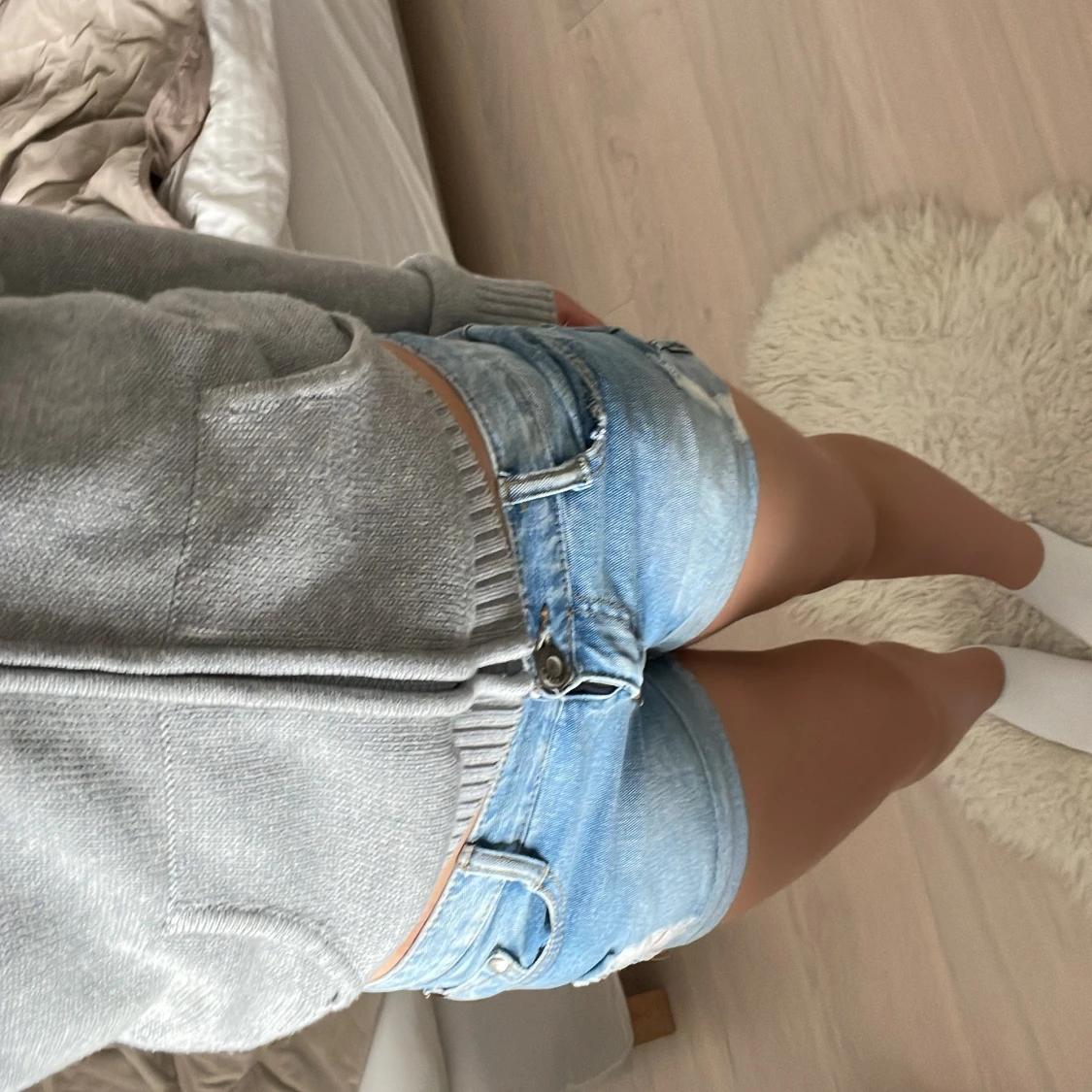 Blå jeansshorts med slitningar - 1