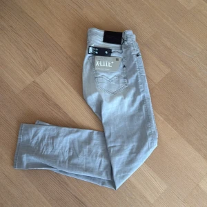 Replay X-Lite ljusgrå jeans, stl 30/32 - Snygga ljusgrå Replay X-Lite jeans i rak passform. Jeansen har klassisk femficksdesign, normal midja och är tillverkade i ett mjukt bomullsmaterial med stretch. Perfekta för dig som gillar stilrena och bekväma jeans med modern look. Skick 10/10 tags kvar, hör av dig vid frågor!🤩 pris är diskuterbart👌