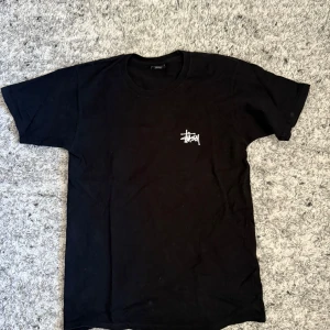 Stussy tröja svart  - Stüssy Tröja – Svart 👕 Storlek: M 🔄 Skick: 8/10 – lätt använt men i fint skick 🖤 Färg: Svart 💎 Märke: Stüssy – ikoniskt streetwear-brand med rötter i surf och skate