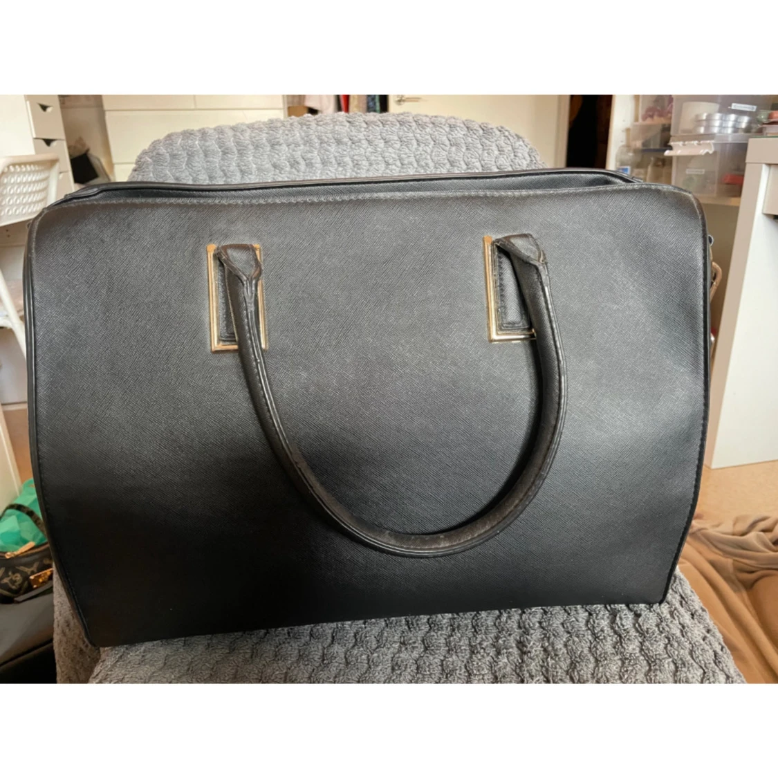 Svart axelväska i skinnimitation - 1