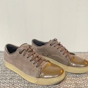 LANVIN CAP TOE - Tjena! Säljer dessa Lanvin Skor med tillhörande Dustbag✨ Storlek 7 (passar som 43)✨ Fint men används skick✨Lite svart fram på sulan (se bild 1)✨Skriv vid frågor✨