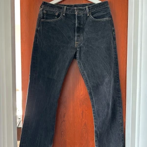 Levis jeans - Mörkblå/svarta Levis jeans. Modell 501 storlek 34/36 men är korta på mig som är 1,67 