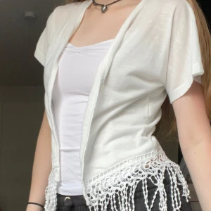 Vit kofta - Vit kofta från Cubus. Den är i one size fast i barnstorlek, men passar fortfarande mig som brukar ha xs lol💕