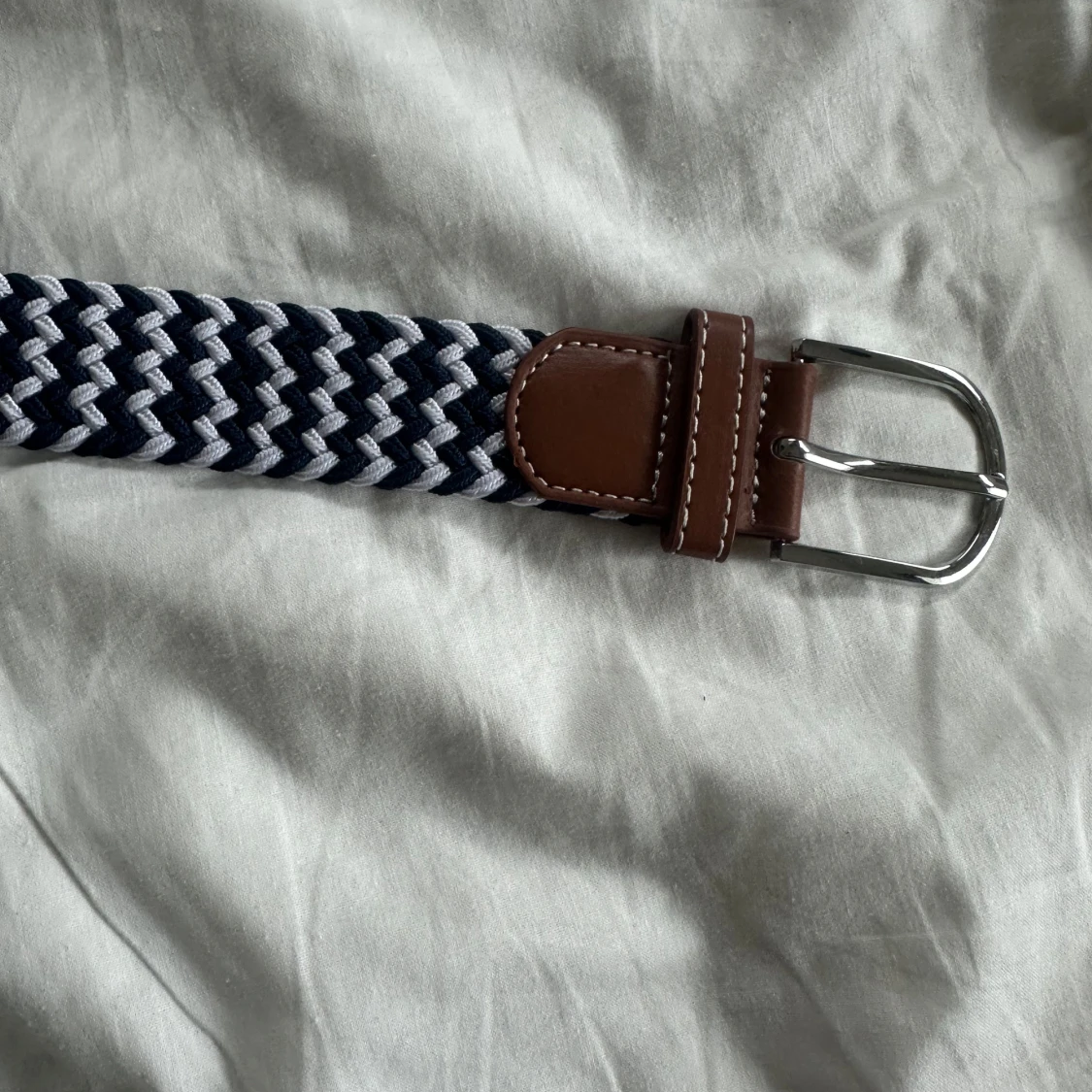 Randigt flätat bälte med bruna detaljer - 1