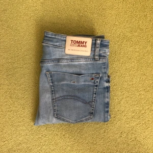 Tommy Hilfiger jeans 👖  - Säljer ett par Slim fit jeans från Tommy Hilfiger. Modell: Slim/Scanton. Storlek: W31 L32. Fint skick, priset går att diskutera!