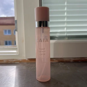 Tom Caia That Dewy Look Setting Spray - Tom Caia setting spray flaska!! Du kan fylla på denna flaska med ditt valda setting spray