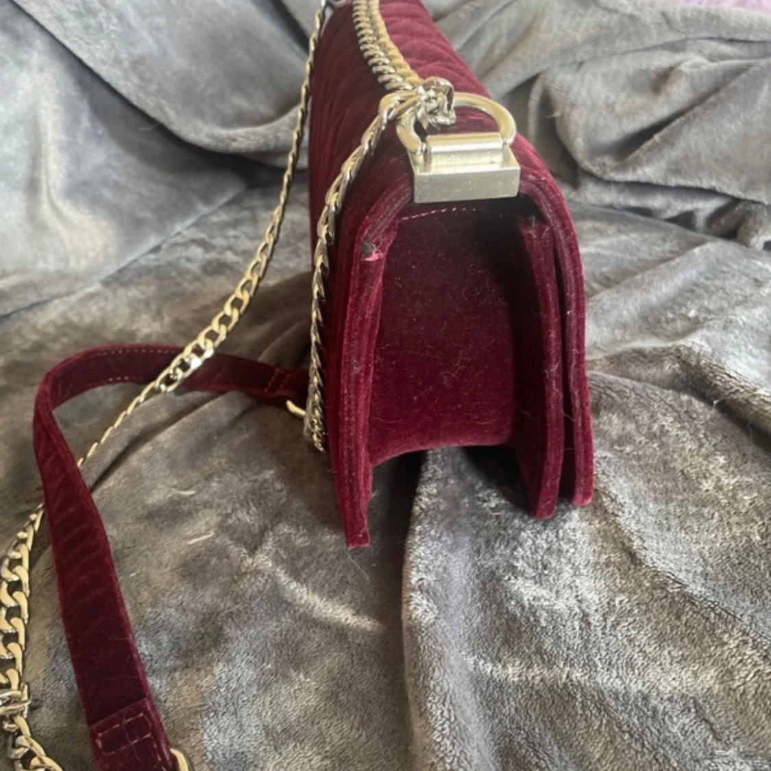 Vinröd väska i sammet - 2