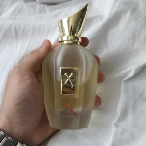 Xerjoff 1861 Naxos EDP 100ml - Xerjoff Naxox EDP 100ml.                                             En riktigt god doft med frisk citrus, söt honung och varm tobak/vanilj som är lätt att tycka om.🍋🍯🍁                                                                   Endast använd några gånger, nästan full. Hör av dig om du har frågor! Kan också provas vid intresse. 