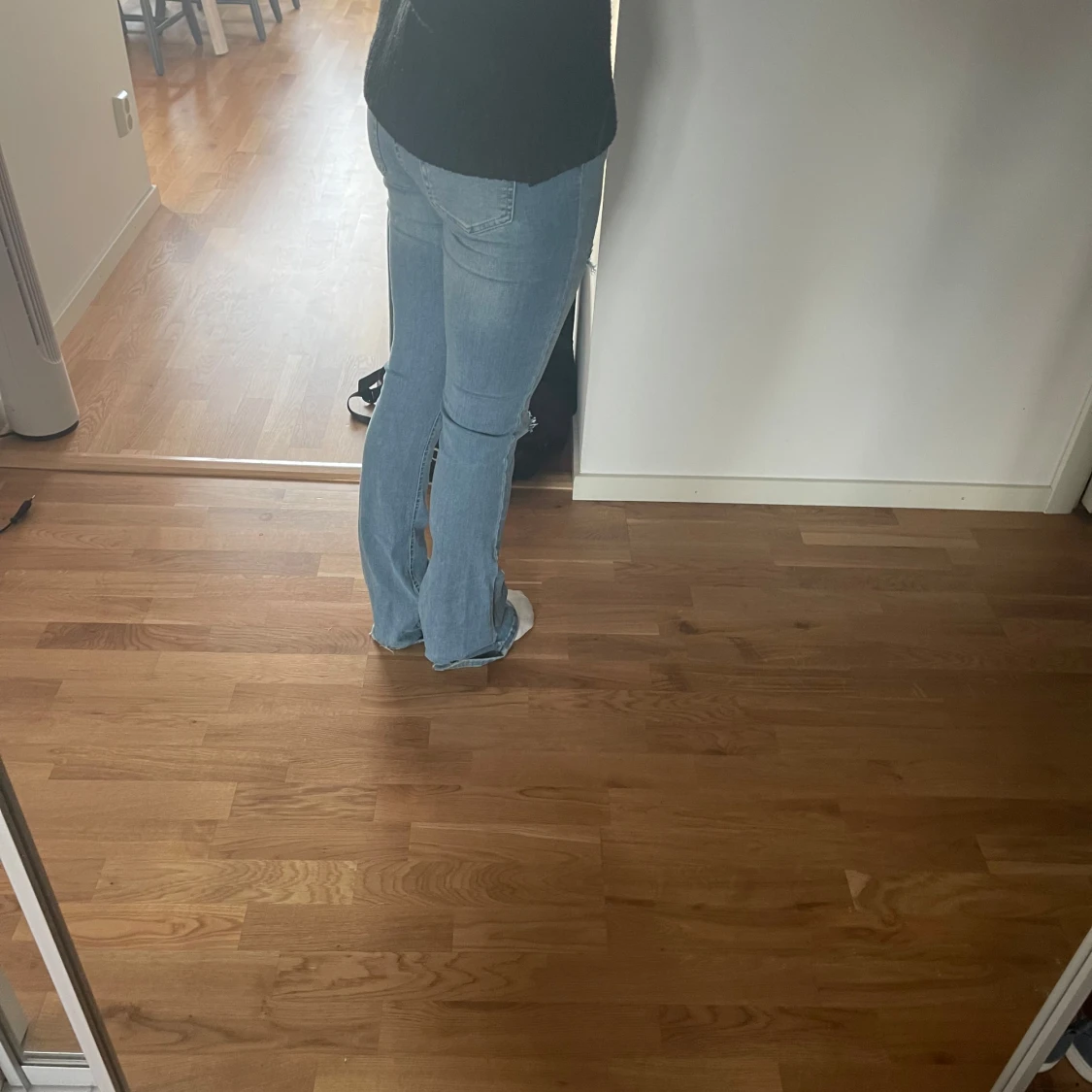 Ljusblå bootcut jeans med slitningar - 2