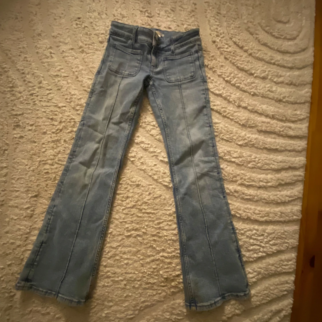 Ljusblå bootcut jeans med fickor