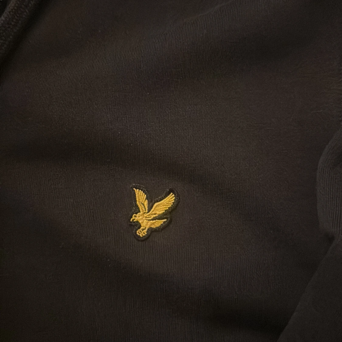 Mörk blå hoodie från Lyle & Scott M - 1