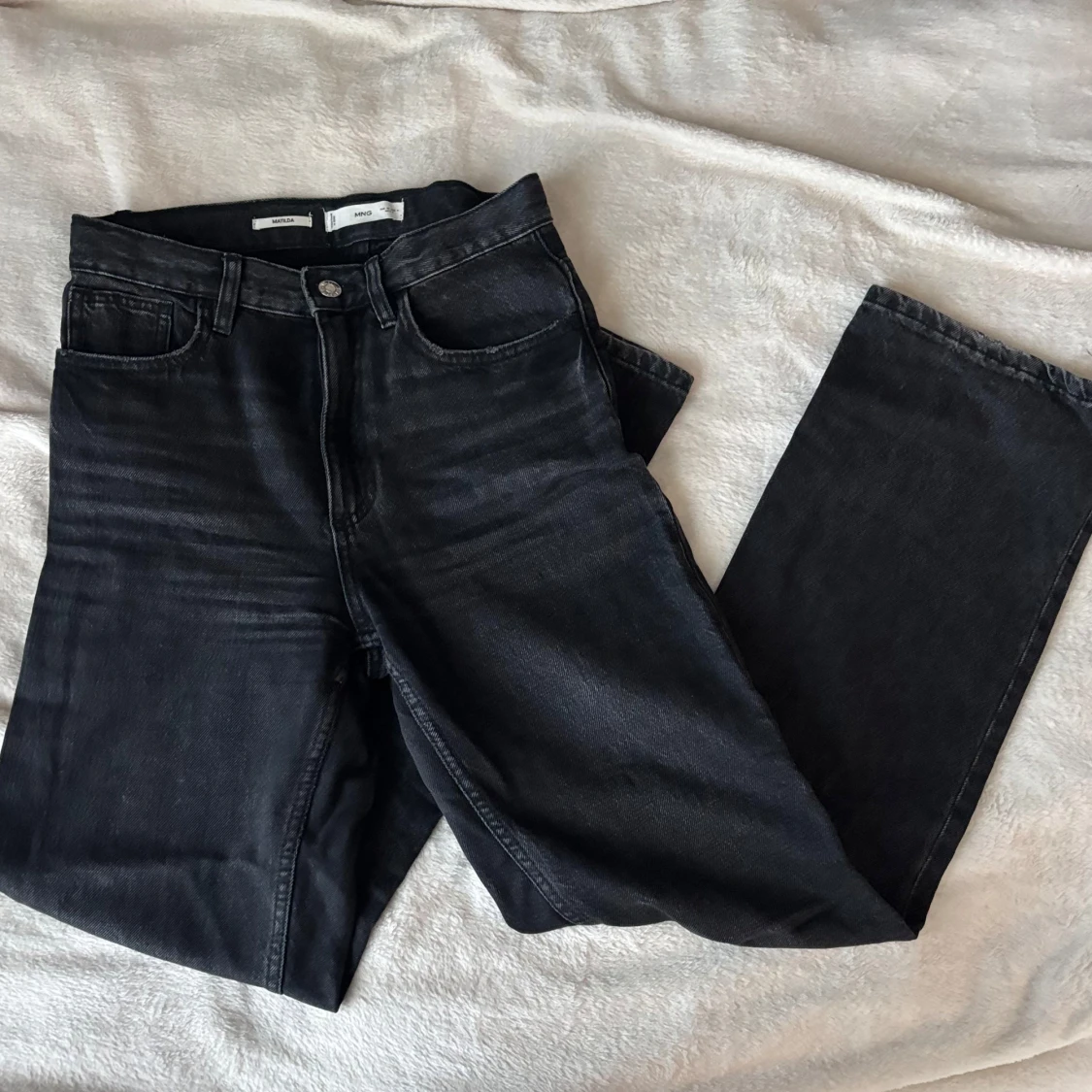 Svarta raka jeans från Mango