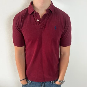 Ralph lauren piké | S - Vinröd Ralph Lauren piké | fint skick | äldre modell, tröjan är något längre baktill | modellen är ca 180 | hör av dig om du har funderingar🙌