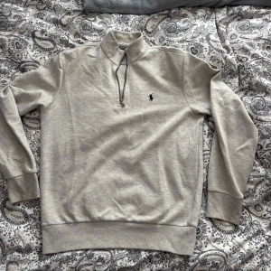 Grå half zip från Polo Ralph Lauren - Tröja från ralph lauren i bra skick. Skriv vid frågor
