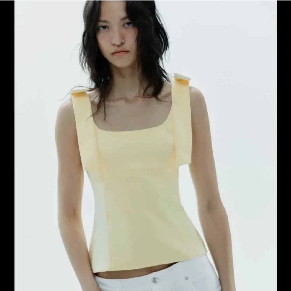 Ljusgul topp med breda axelband - 2