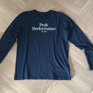 Mörkblå Peak Performance långärmad tröja - Snygg mörkblå långärmad tröja från Peak Performance. 