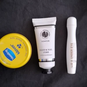 Lid & Under Eye Serum från Makeup Mekka - Lid & Under Eye Serum från Makeup Mekka i en vit tub med guldtext. Perfekt för att pigga upp huden runt ögonen och ge en fräsch känsla. Smidig applikator för enkel användning. Innehåller vårdande ingredienser för känslig hud kring ögonen.