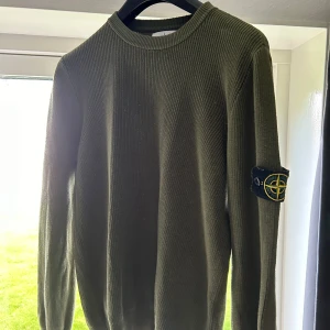 Stone island tröja - En perfekt stone island tröja i stickat. Perfekt nu när hösten är runt hörnet. Knappt använt tröjan, endast några enstaka gånger tills den blev för stor på mig. Därav säljer jag tröjan.  Nypris 3000kr Mitt pris 499kr. Mer info eller bilder kontakta.
