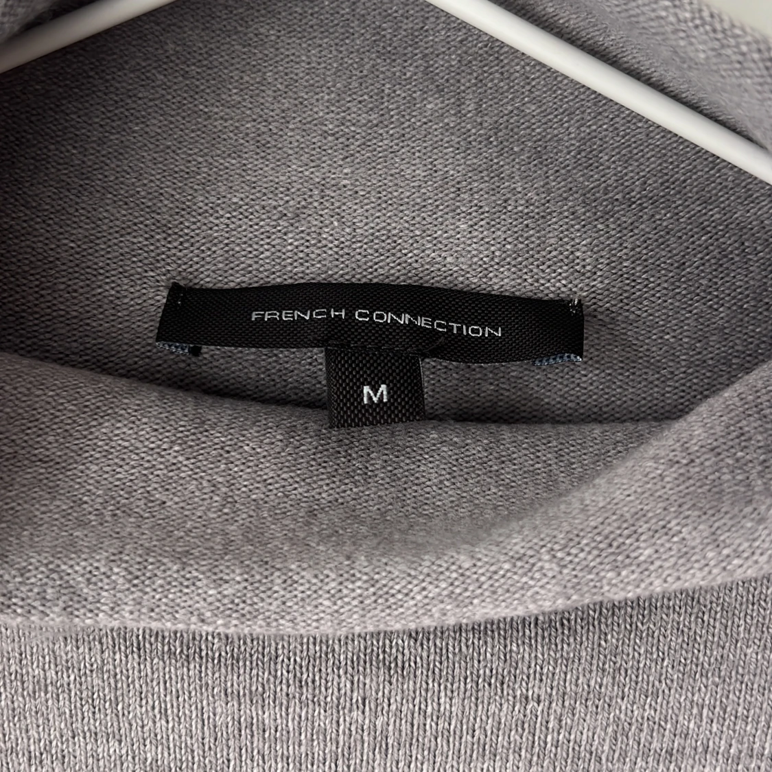 Grå stickad klänning French Connection - 2