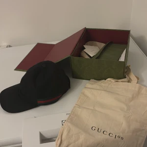 Svart keps från Gucci XL -  svart keps från Gucci i storlek XL. Jag har använt denna keps i cirka 4 månader och denne på bra skick dessutom kommer de me box och påse till kepsen. Men har inte kvitto.  Den här varan är prisat på 2500kr men priset kan snackas via medelanden. Och desutom är den äkta och 9/10 skick. 