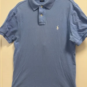 Ralph Lauren Piké - blå - M - Prisförslag - Väldig snygg Piké från Ralph Lauren som passar fint med jeans.                                                               Storlek: M, slim fit.                                                         Pris kan diskuteras vid snabbafärr