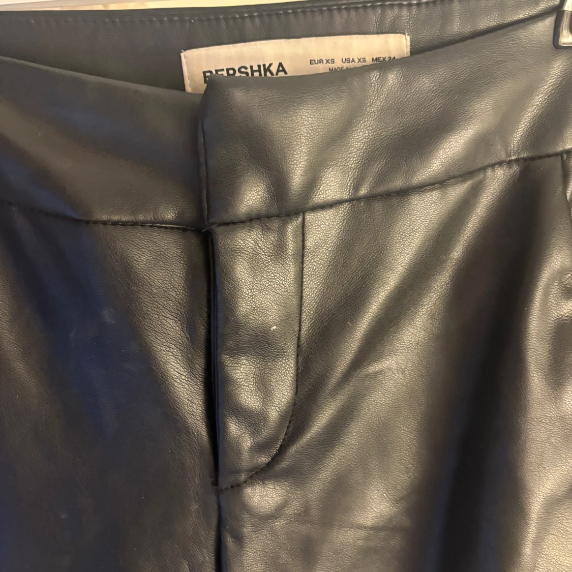 Svarta bootcut byxor i skinnimitation XS - 4